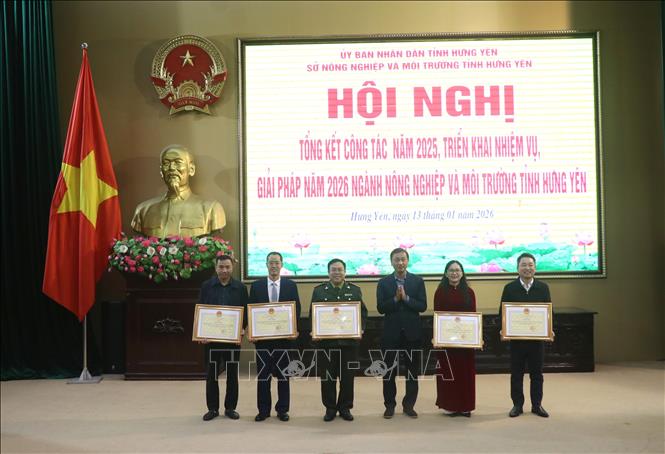 Lãnh đạo UBND tỉnh Hưng Yên trao tặng bằng khen của UBND tỉnh Hưng Yên cho các tập thể có thành tích xuất sắc trong công tác nông nghiệp và môi trường năm 2025. Ảnh: Mạnh Khánh-TTXVN