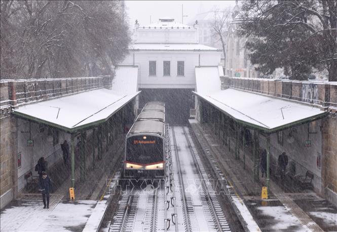 Tuyết phủ trắng tại nhà ga tàu điện ở Vienna, Áo ngày 9/1/2026. Ảnh: THX/TTXVN