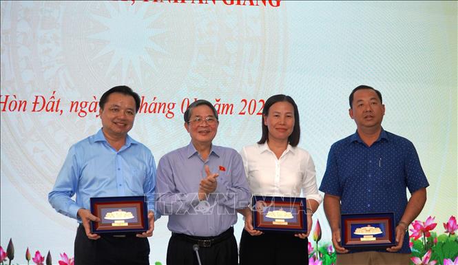 Phó Chủ tịch Quốc hội Nguyễn Đức Hải tặng quà cho lãnh đạo xã Hòn Đất. Ảnh: Văn Sĩ - TTXVN