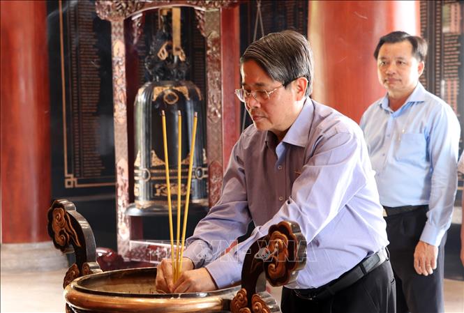 Phó Chủ tịch Quốc hội Nguyễn Đức Hải dâng hương tại Đền tưởng niệm Anh hùng, liệt sĩ Hòn Đất (An Giang). Ảnh: Văn Sĩ - TTXVN