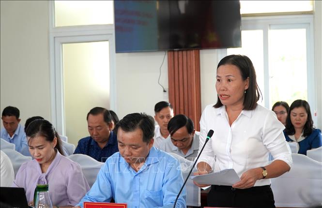 Bà Phạm Thu Thủy, Chủ tịch UBND xã, Chủ tịch Ủy ban bầu cử xã Hòn Đất, tỉnh An Giang báo cáo với đoàn công tác. Ảnh: Văn Sĩ - TTXVN