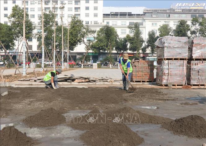 Công nhân lao động 2 ca/ngày tập trung hoàn thành dự án. Ảnh: Thanh Thương - TTXVN