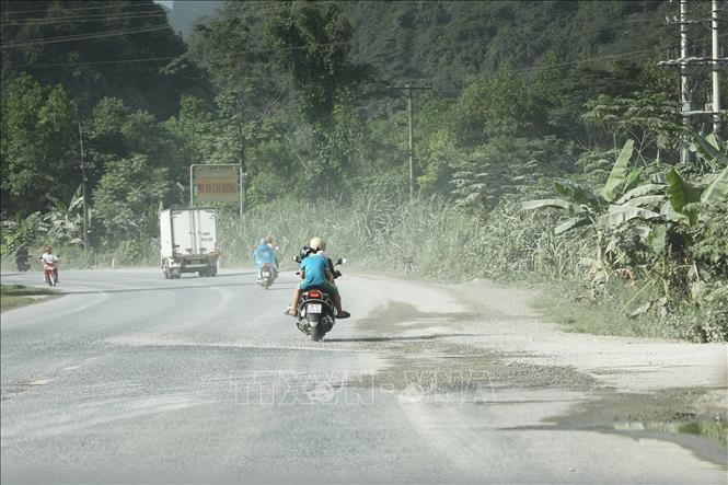 Bụi từ các hoạt động nổ mìn khai thác đá, xe vận chuyển ra vào mỏ trên tuyến đường Hồ Chí Minh (Quốc lộ 21A) đi qua địa phận các xã Cao Dương, Liên Sơn (Phú Thọ). Ảnh: Trọng Đạt - TTXVN