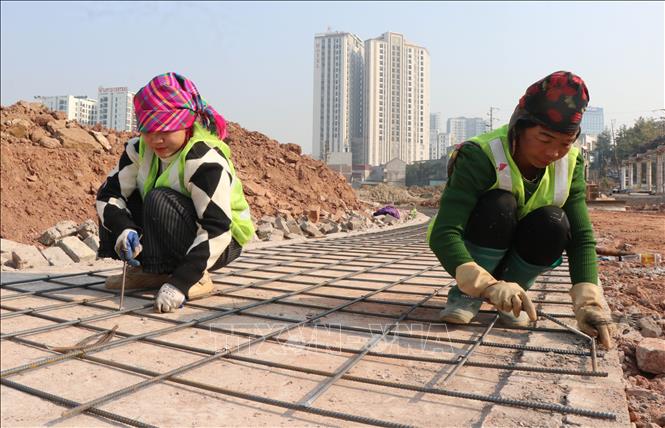 Công nhân lao động 2 ca/ngày tập trung hoàn thành dự án. Ảnh: Thanh Thương - TTXVN
