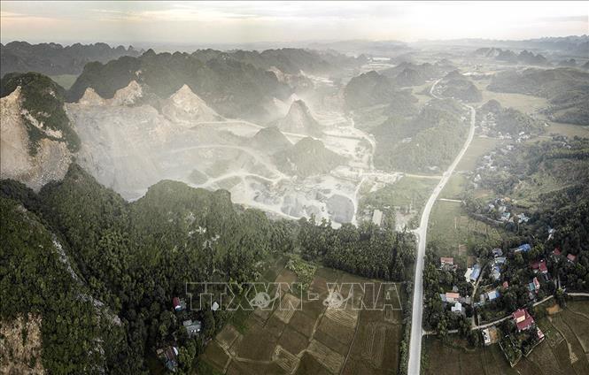 Dọc tuyến đường Hồ Chí Minh (Quốc lộ 21A) trên địa phận xã Cao Dương và Liên Sơn tỉnh Phú Thọ là hai đại công trường của các mỏ đá lớn nhỏ gây bụi mù mịt khắp các khu dân cư ven đường. Ảnh: Trọng Đạt - TTXVN
