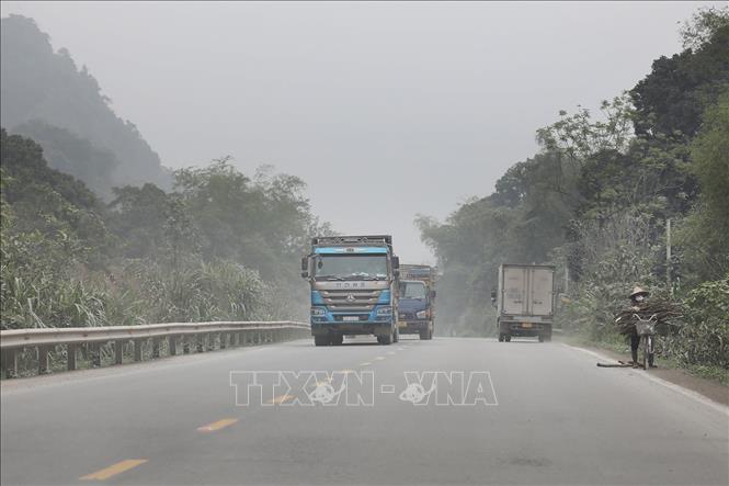 Nhiều xe tải nặng vật liệu đất đá từ các mỏ khai thác đá chạy ngày đêm trên tuyến đường mòn Hồ Chí Minh (Quốc lộ 21A) trên địa phận hai xã Cao Dương và Liên Sơn. Ảnh: Trọng Đạt - TTXVN