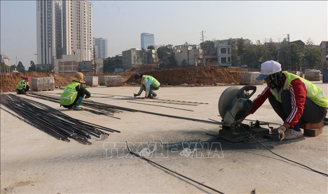 Công nhân lao động 2 ca/ngày tập trung hoàn thành dự án. Ảnh: Thanh Thương - TTXVN