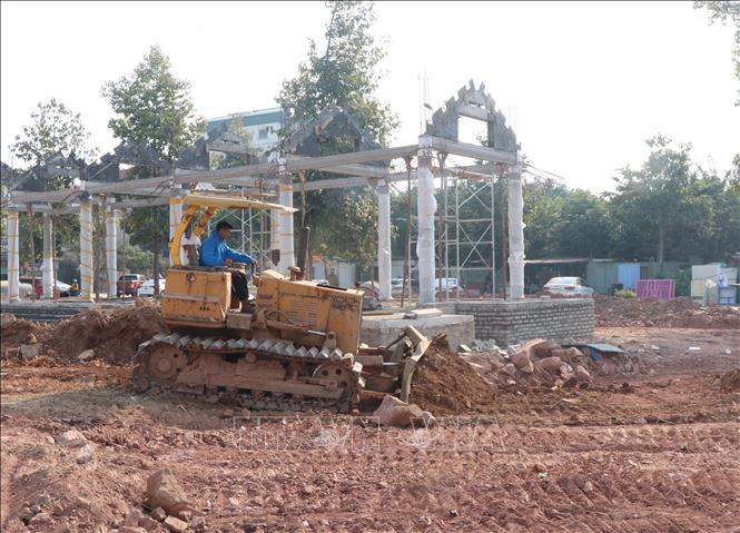 Đơn vị thi công gấp rút triển khai các hạng mục còn lại của dự án. Ảnh: Thanh Thương - TTXVN