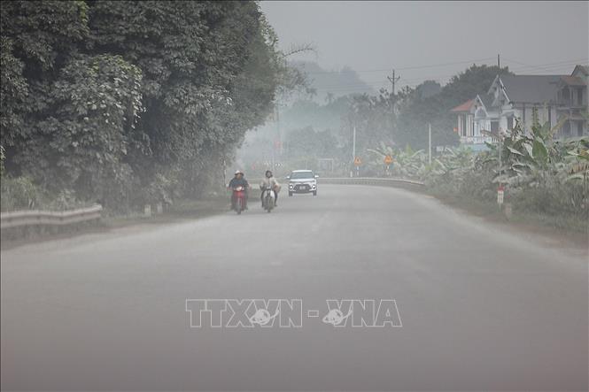 Bụi từ các hoạt động nổ mìn khai thác đá, xe vận chuyển ra vào mỏ gây ô nhiễm môi trường, ảnh hưởng đến đời sống của người dân khu vực dọc tuyến đường Hồ Chí Minh (Quốc lộ 21A). Ảnh: Trọng Đạt - TTXVN