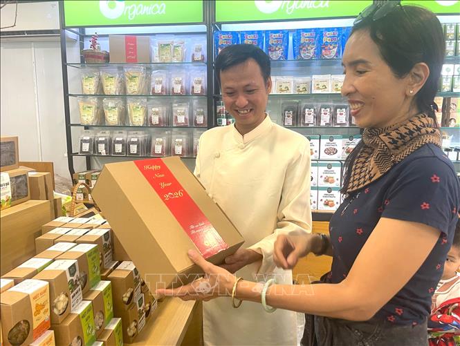 Nhiều sản phẩm mứt, trái cây sấy từ nguyên liệu hữu cơ thu hút người tiêu dùng TP. Hồ Chí Minh. Ảnh: Hương Giang - TTXVN