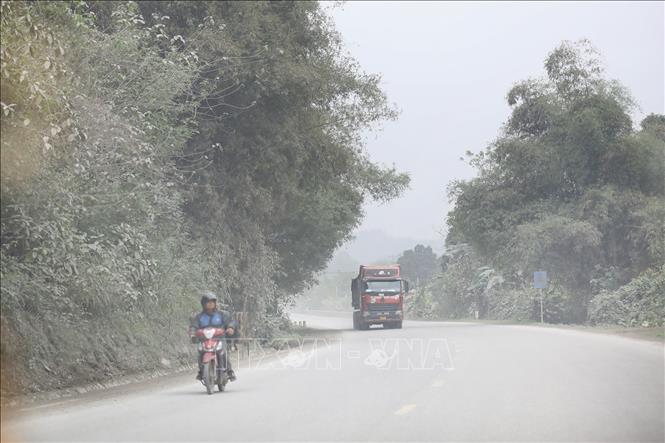 Bụi từ các hoạt động nổ mìn khai thác đá, xe vận chuyển ra vào mỏ trên tuyến đường Hồ Chí Minh (Quốc lộ 21A) đi qua địa phận các xã Cao Dương, Liên Sơn (Phú Thọ) gây ô nhiễm môi trường. Ảnh: Trọng Đạt - TTXVN
