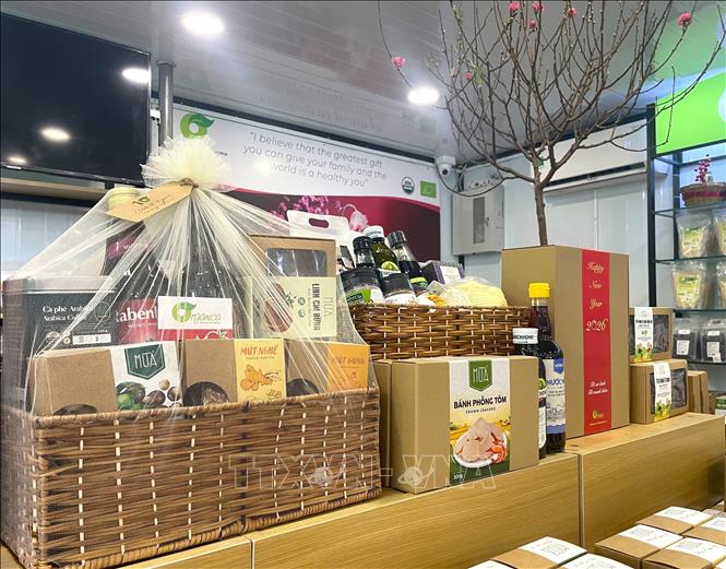 Giỏ quà Tết từ sản phẩm hữu cơ, nông sản, thực phẩm Việt Nam tại hệ thống cửa hàng Organica tăng trưởng khoảng 20% mỗi năm. Ảnh: Hương Giang - TTXVN