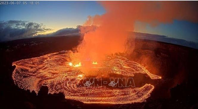 Dòng dung nham phun trào từ núi lửa Kilauea ở Hawaii, Mỹ ngày 7/6/2023. Ảnh: USGS/TTXVN