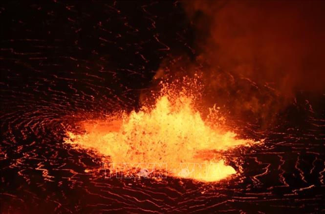 Dòng dung nham phun trào từ núi lửa Kilauea ở Hawaii, Mỹ ngày 29/9/2021. Ảnh: USGS/TTXVN