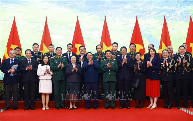 Thủ tướng Phạm Minh Chính và các đại biểu tham dự Hội nghị tổng kết thực hiện Chương trình hành động quốc gia khắc phục hậu quả bom mìn sau chiến tranh ở Việt Nam. Ảnh: Dương Giang-TTXVN
