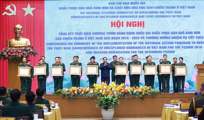 Thủ tướng Phạm Minh Chính tặng bằng khen cho các tập thể, cá nhân có thành tích xuất sắc trong thực hiện khắc phục hậu quả bom mìn sau chiến tranh ở Việt Nam. Ảnh: Dương Giang-TTXVN
