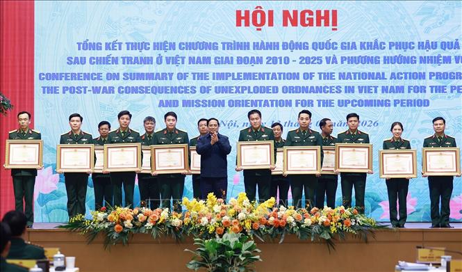 Thủ tướng Phạm Minh Chính tặng bằng khen cho các tập thể, cá nhân có thành tích xuất sắc trong thực hiện khắc phục hậu quả bom mìn sau chiến tranh ở Việt Nam. Ảnh: Dương Giang-TTXVN
