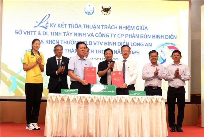 Sở Văn hóa, Thể thao và Du lịch tỉnh Tây Ninh và Công ty Cổ phần Phân bón Bình Điền cùng ký kết thỏa thuận trách nhiệm. Ảnh: Đức Hạnh - TTXVN 