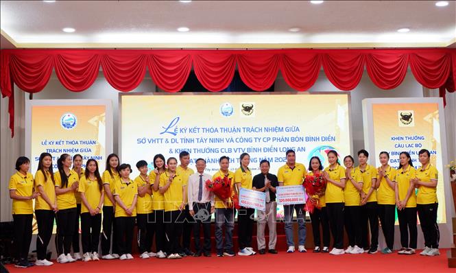 UBND tỉnh Tây Ninh trao thưởng cho Câu lạc bộ Bóng chuyền nữ VTV Bình Điền Long An. Ảnh: Đức Hạnh - TTXVN 