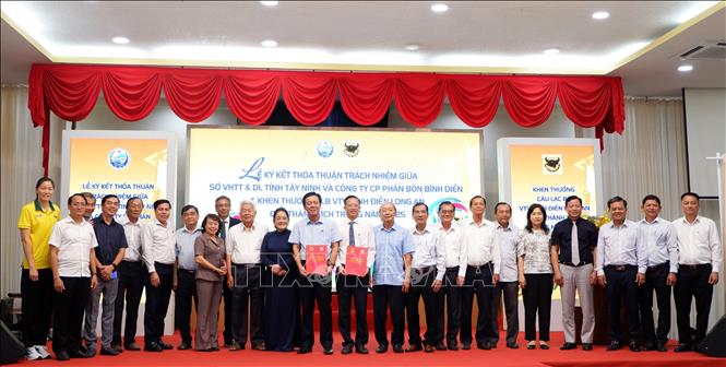 Sở Văn hóa, Thể thao và Du lịch tỉnh Tây Ninh và Công ty Cổ phần Phân bón Bình Điền cùng ký kết thỏa thuận trách nhiệm. Ảnh: Đức Hạnh - TTXVN 