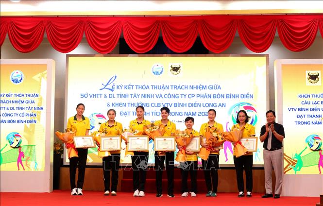 7 cá nhân của CLB Bóng chuyền nữ VTV Bình Điền Long An được tặng bằng khen của Chủ tịch UBND tỉnh vì có thành tích thi đấu xuất sắc trong năm 2025. Ảnh: Đức Hạnh - TTXVN 
