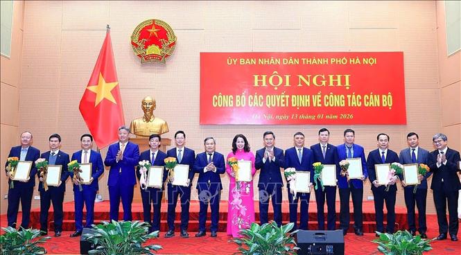 PGS.TS Nguyễn Văn Hiền (thứ 5, từ phải sang) nhận Quyết định giữ chức Giám đốc Sở Giáo dục và Đào tạo Hà Nội, chiều 13/1/2026. Ảnh: TTXVN phát