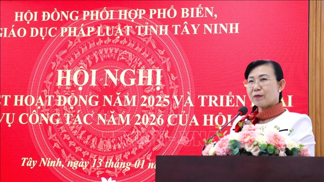 Bà Phan Thị Mỹ Dung, Giám đốc Sở Tư pháp tỉnh Tây Ninh, Phó Chủ tịch Thường trực Hội đồng phối hợp phổ biến, giáo dục pháp luật tỉnh phát biểu. Ảnh: Thanh Bình -TTXVN