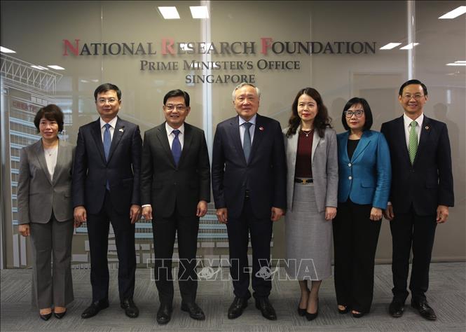 Phó Thủ tướng Thường trực Nguyễn Hòa Bình và đoàn công tác đến làm việc với ông Heng Swee Keat, nguyên Phó Thủ tướng, nguyên Bộ trưởng Tài chính Singapore. Ảnh: TTXVN phát