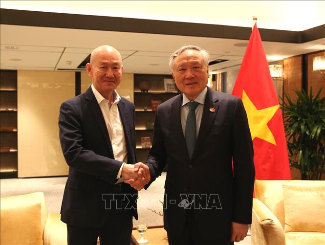 Phó Thủ tướng Thường trực Nguyễn Hòa Bình tiếp ông Earnest Kan, nguyên Cố vấn trưởng cho SGX, Hiệp hội kế toán Anh và xứ Wales, ICAEW. Ảnh: TTXVN phát