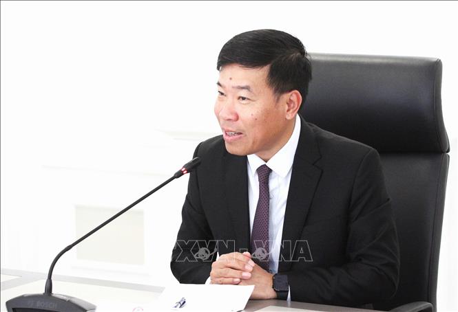 Deputy Foreign Minister Nguyen Manh Cuong speaks a meeting with Cambodian Minister of Commerce Cham Nimul. VNA Photo: Hoàng Minh