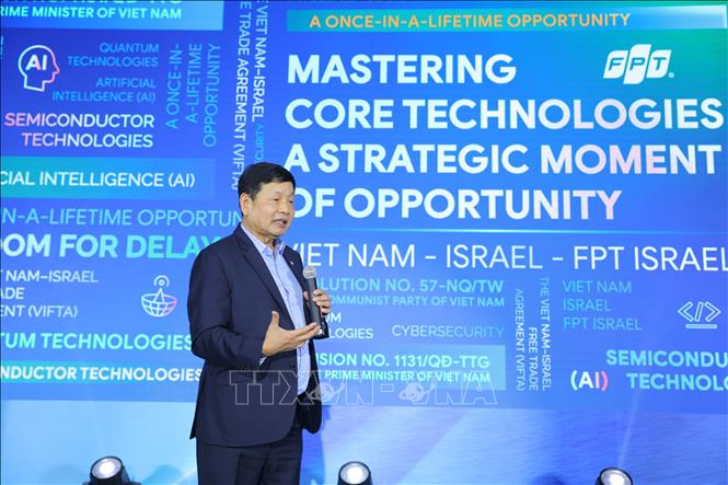 Ông Trương Gia Bình, Chủ tịch HĐQT Tập đoàn FPT Phát biểu tại đầu cầu Việt Nam. Ảnh: TTXVN phát