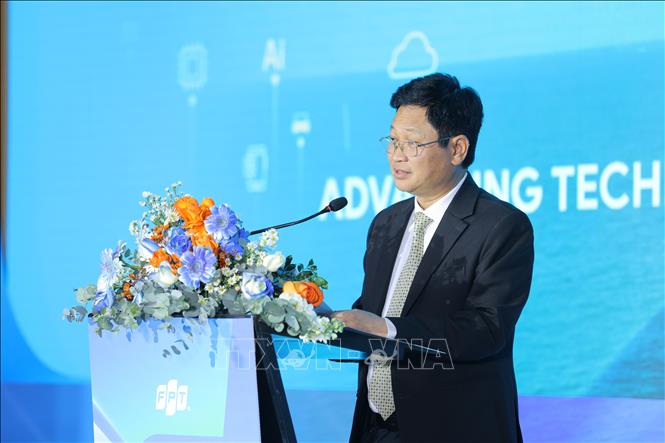  Ông Nguyễn Khắc Lịch, Cục trưởng Cục Công nghiệp công nghệ thông tin và truyền thông, Bộ Khoa học Công nghệ phát biểu tại đầu cầu Hà Nội. Ảnh: TTXVN phát