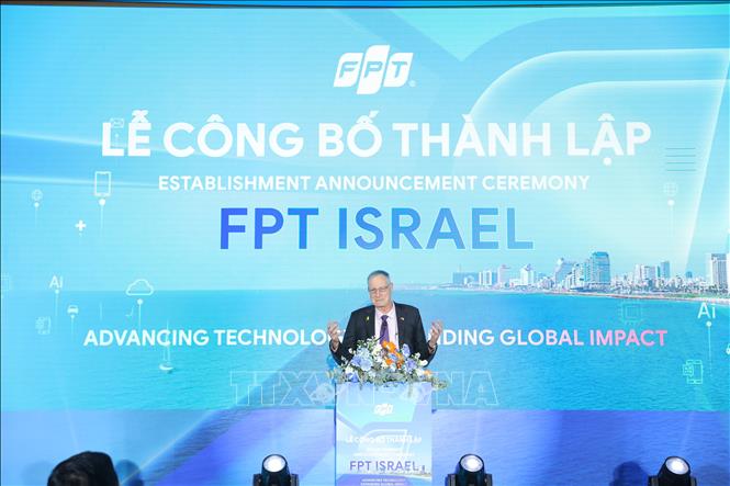 Ngài Yaron Mayer – Đại sứ Israel tại Việt Nam, phát biểu tại buổi lễ tại đầu cầu Hà Nội. Ảnh: TTXVN phát