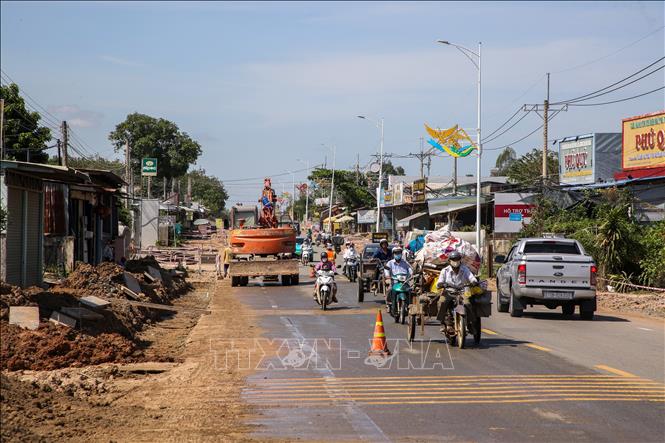 Thi công khẩn trương trên tuyến ĐT 781, đoạn từ ngã tư Sư 5 đến ngã tư Tam Hạp, nhằm phục vụ nhu cầu đi lại của người dân dịp Tết. Ảnh: Giang Phương - TTXVN