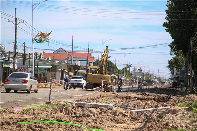 Đơn vị thi công tăng tốc triển khai Dự án nâng cấp tuyến đường ĐT 781, đoạn từ ngã tư Sư 5 đến ngã tư Tam Hạp, nhằm kịp hoàn thiện một số các hạng mục trước Tết Nguyên đán. Ảnh: Giang Phương - TTXVN