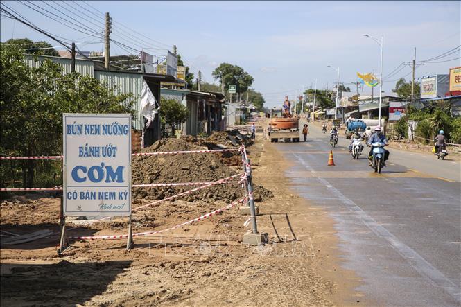 Các phương tiện, máy móc được huy động tối đa trên công trường Dự án nâng cấp tuyến ĐT 781 để đẩy nhanh tiến độ thi công. Ảnh: Giang Phương - TTXVN