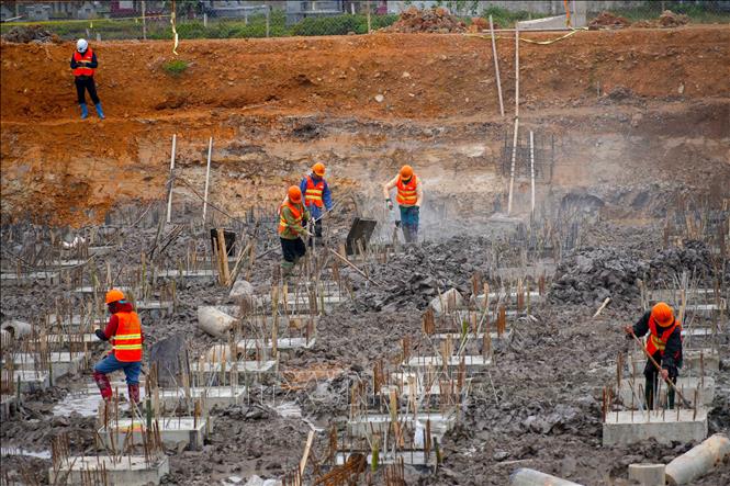 Công nhân thi tại hạng mục nhà máy xử xử lý nước thải. Ảnh: Hữu Quyết – TTXVN