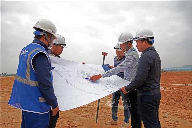 Chủ đầu tư và các nhà thầu kiểm tra, giám sát việc thi công tại dự án Khu công nghiệp VSIP. Ảnh: Hữu Quyết - TTXVN