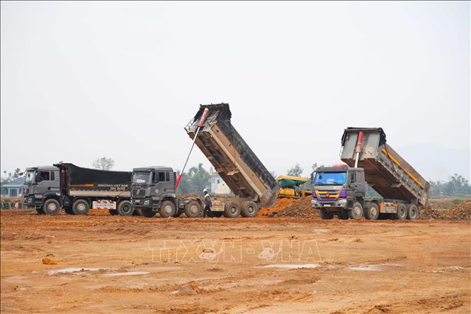 Máy móc tham gia thi công hạng mục san lấp mặt bằng. Ảnh: Hữu Quyết - TTXVN