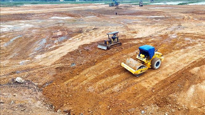 Hệ thống đường giao thông cũng đang được triển khai thi công. Ảnh: Hữu Quyết - TTXVN