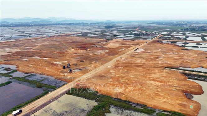 Hiện nay hạng mục san lấp mặt bằng đang được các đơn vị thi công tập trung triển khai. Ảnh: Hữu Quyết - TTXVN