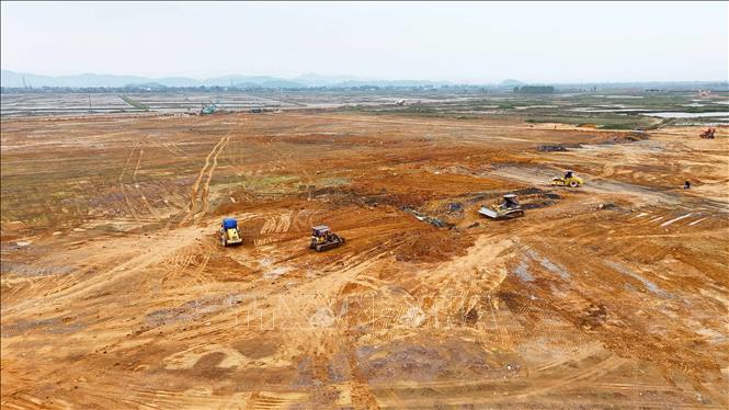 Hạng mục san lấp hiện đạt khối lượng khoảng 30%. Ảnh: Hữu Quyết - TTXVN