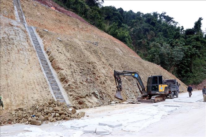 Thi công những hạng mục cuối cùng của tuyến đường. Ảnh: Mạnh Tú - TTXVN