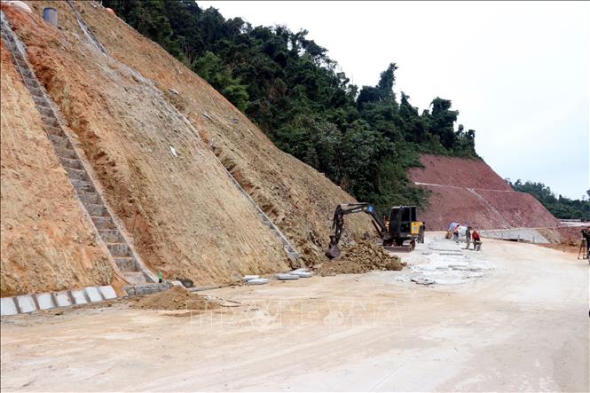 Thi công những hạng mục cuối cùng của tuyến đường. Ảnh: Mạnh Tú - TTXVN