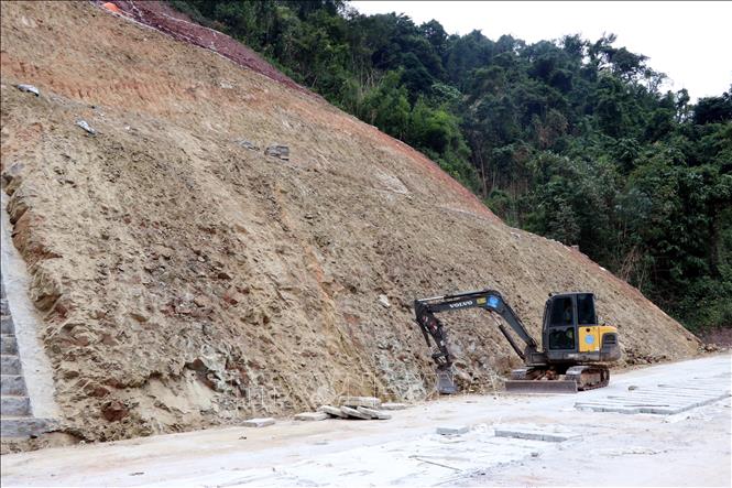 Thi công những hạng mục cuối cùng của tuyến đường. Ảnh: Mạnh Tú - TTXVN