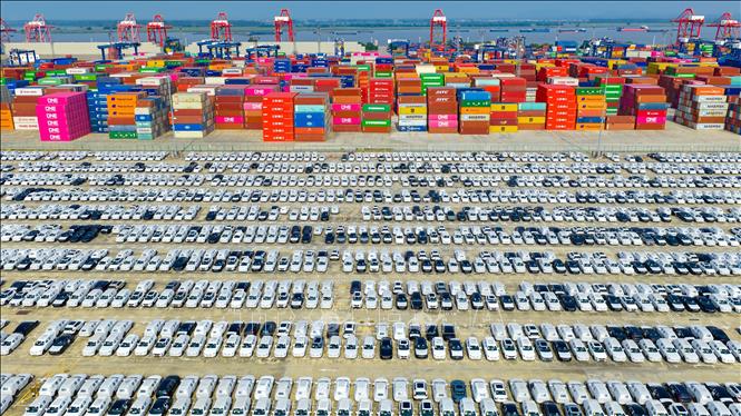 Ô tô chờ xuất khẩu tại cảng ở Giang Tô, Trung Quốc. Ảnh: THX/TTXVN