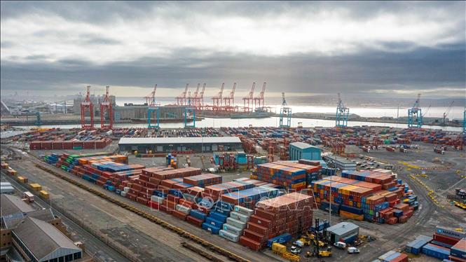 Quang cảnh cảng hàng hóa tại Liverpool, Anh. Ảnh: THX/TTXVN