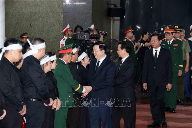 Đoàn đại biểu Chính phủ Phó Thủ tướng Mai Văn Chính dẫn đầu chia buồn cùng gia quyến Đại tướng Lê Văn Dũng. Ảnh: Xuân Khu-TTXVN