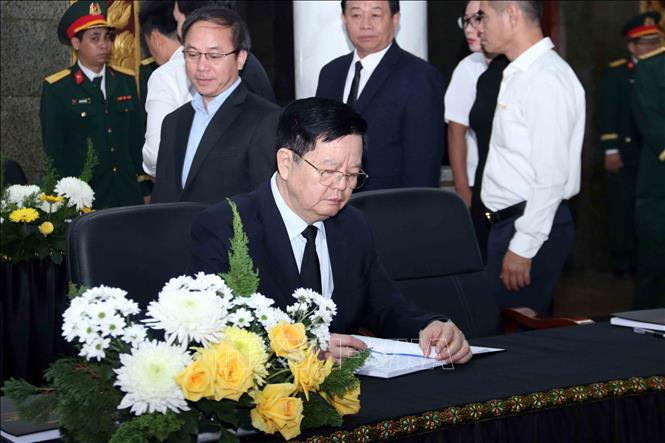 Ông Mai Văn Chính, Phó Thủ tướng Chính phủ, Trưởng đoàn đại biểu Chính phủ ghi sổ tang Đại tướng Lê Văn Dũng. Ảnh: Xuân Khu-TTXVN