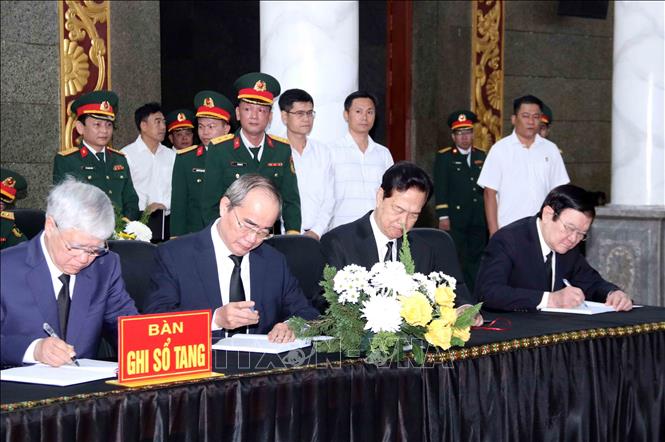 Các đồng chí lãnh đạo, nguyên lãnh đạo ghi sổ tang. Ảnh: Xuân Khu-TTXVN